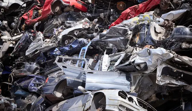 diverser Metallschrott auf einem Haufen, unsortiert