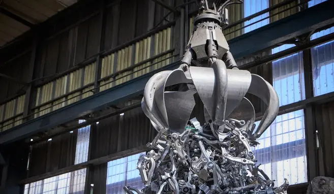 Kranarm nimmt Altmetall auf