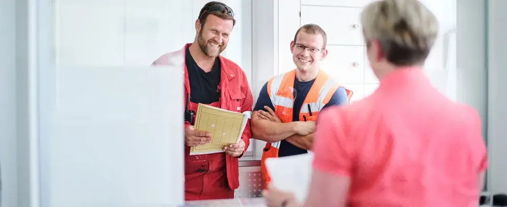 Menschen bei der Arbeit im Gespräch