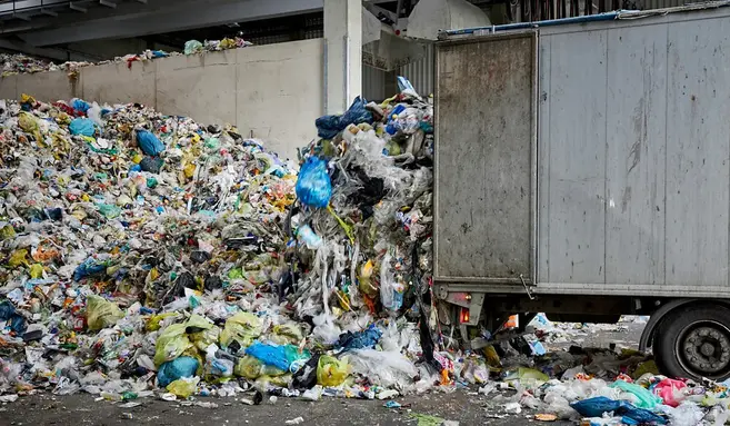 gemischter Gewerbeabfall wird an der Sortieranlage angeliefert und geschüttet